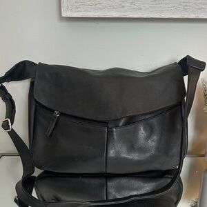 Wilson’s Leather 🖤 Pelle Studio Black Crossbody / Messenger Bag- EUC!